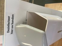 Desinfectiezuil tafelmodel met dispenser.
